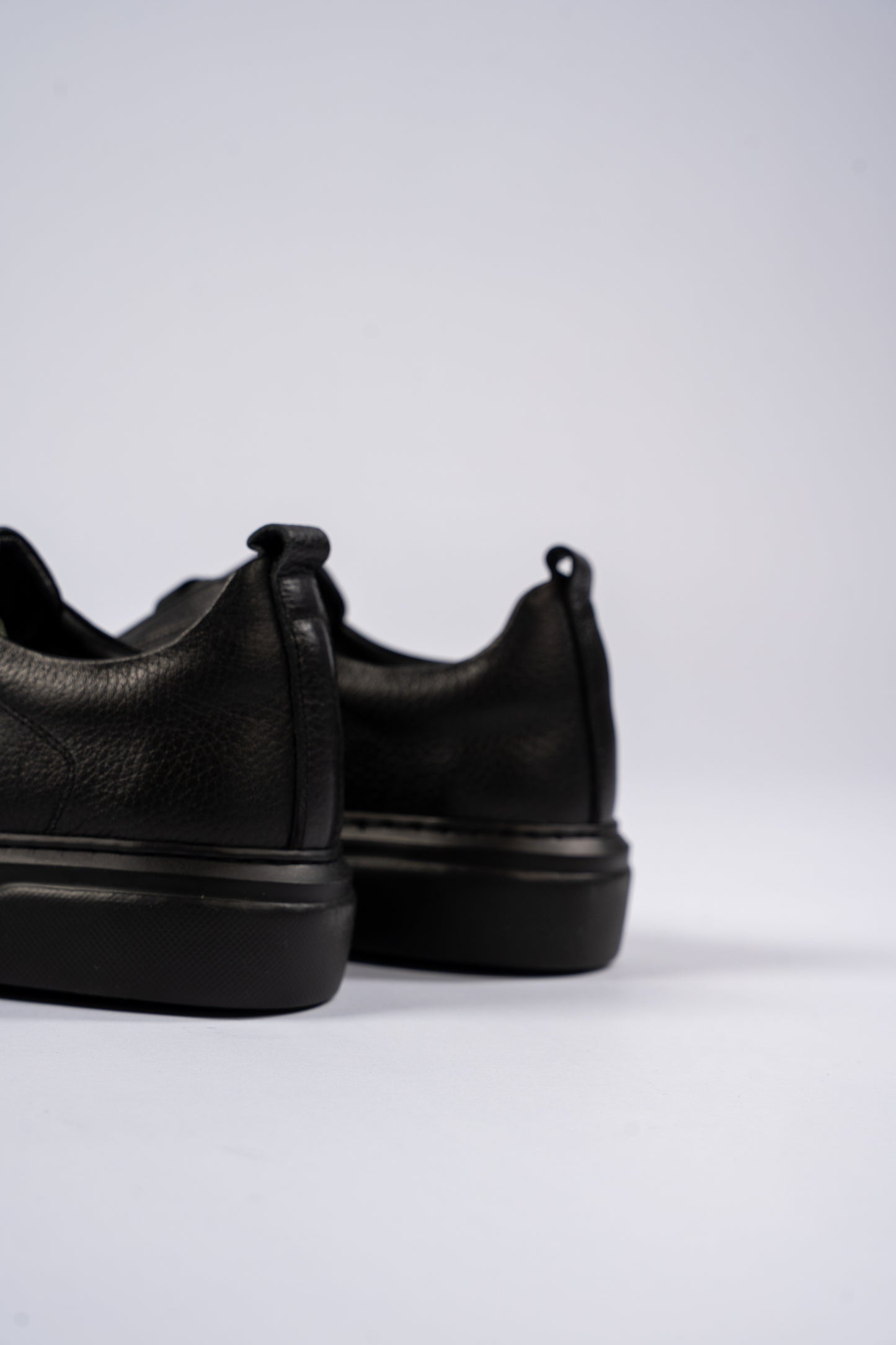FULL BLACK ELASTIC SNEAKER