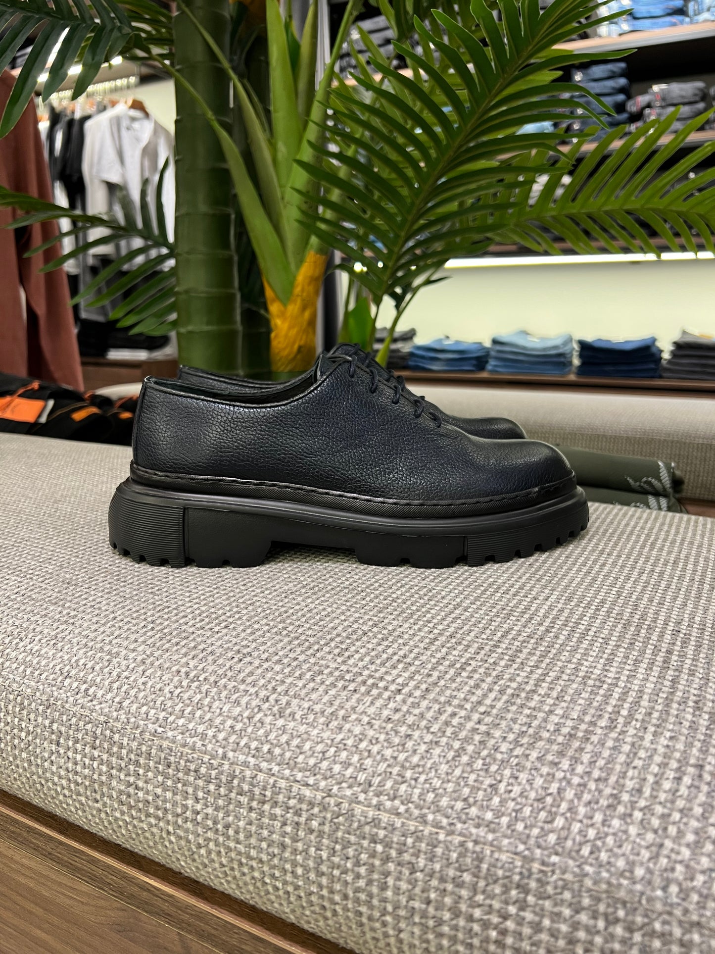 CASUAL NAVY LEATHER DERBY
