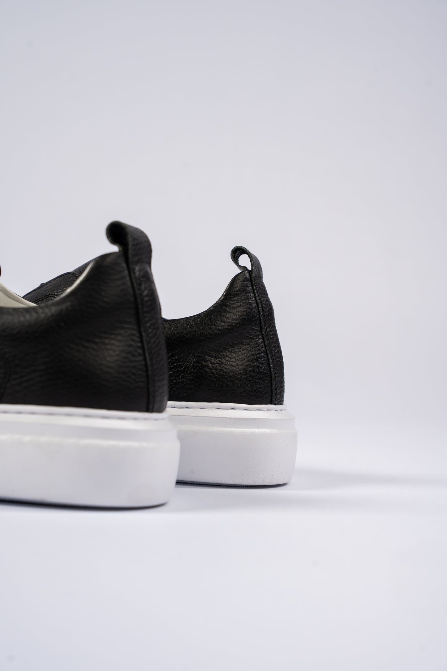 BLACK ELASTIC SNEAKER