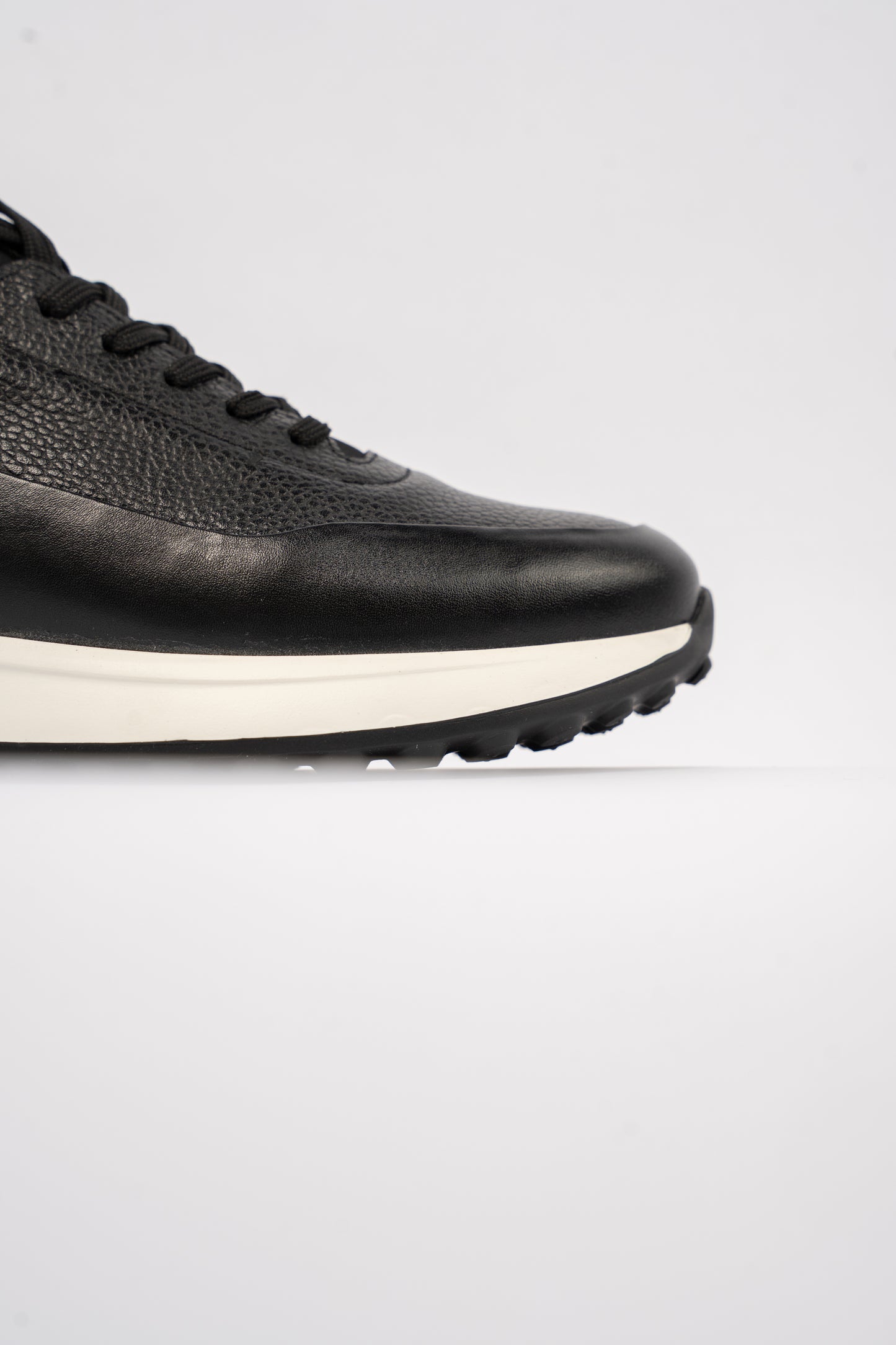 BLACK TIMELESS SNEAKER