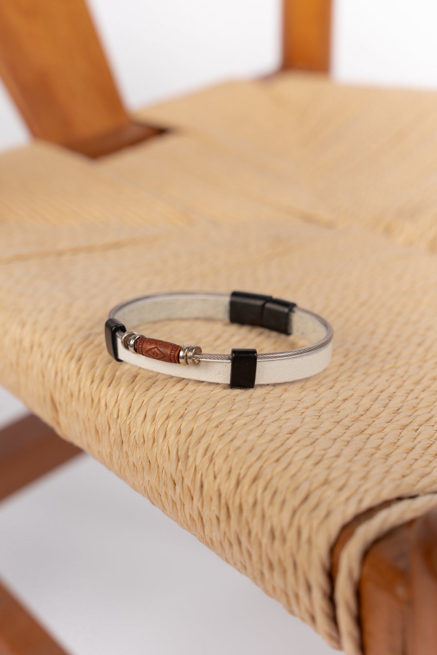 WHITE LEATHER WOODEN BRACELET
