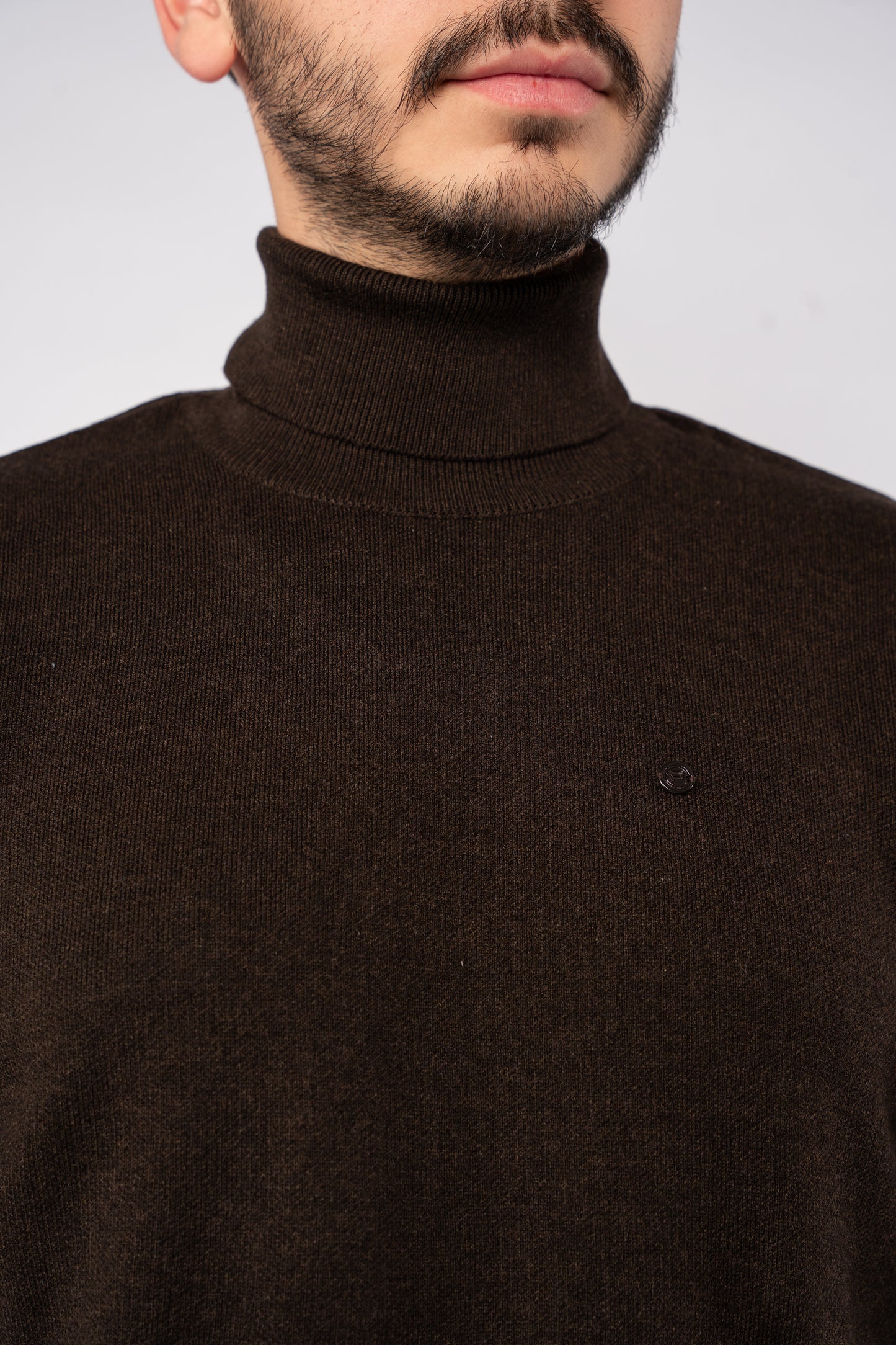 BROWN TURTLENECK