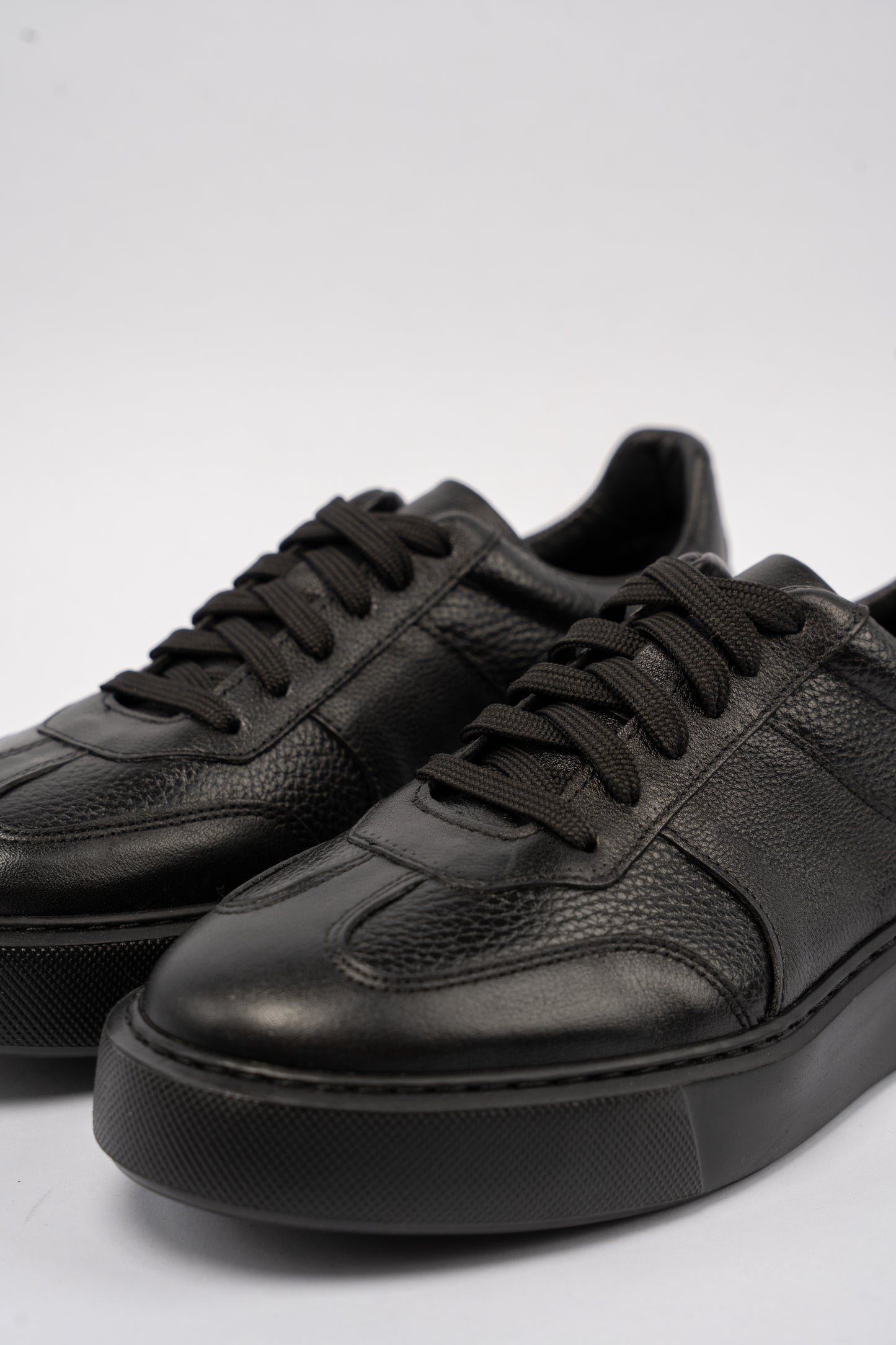 FULL BLACK CASUAL SNEAKER