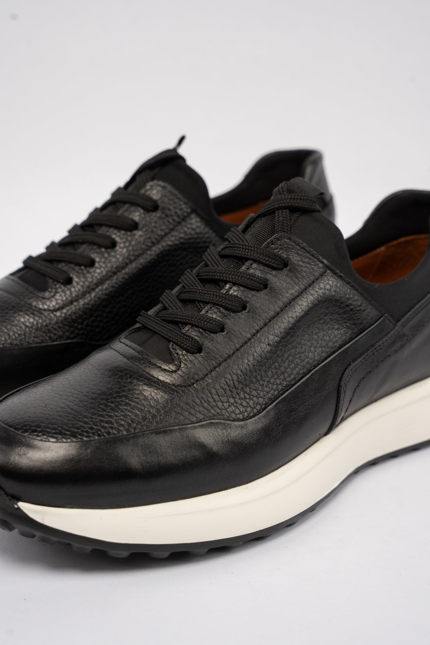 BLACK TIMELESS SNEAKER