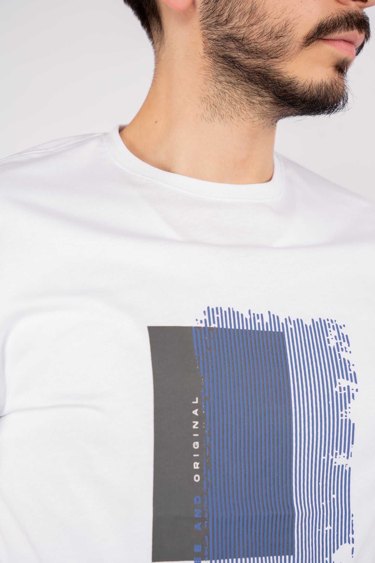 WHITE PATTERNED TSHIRT