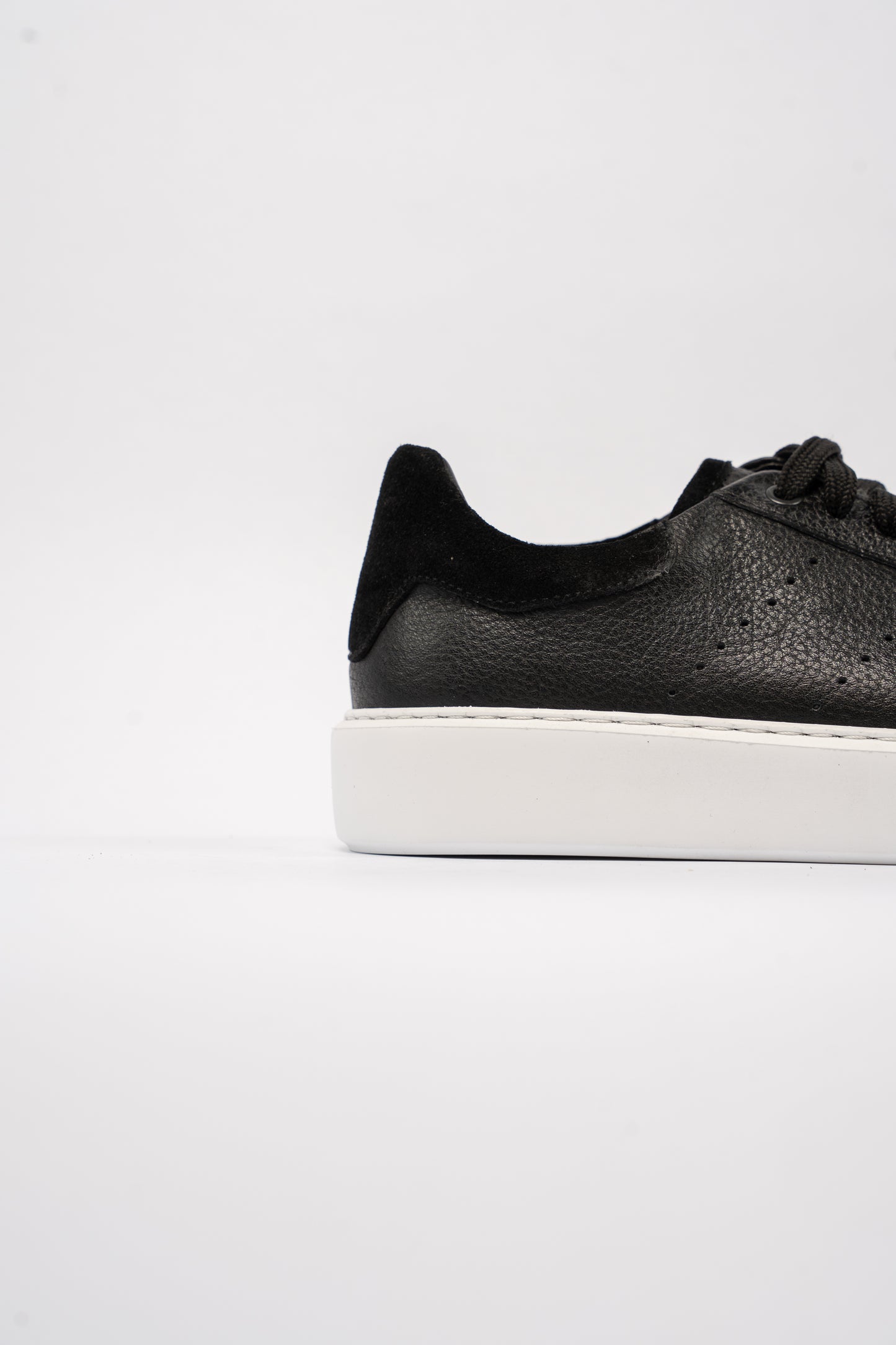 BLACK TIMELESS SNEAKER