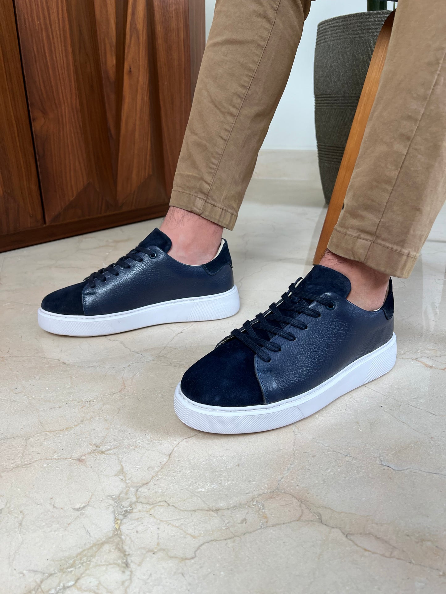 NAVY MIXED SNEAKER