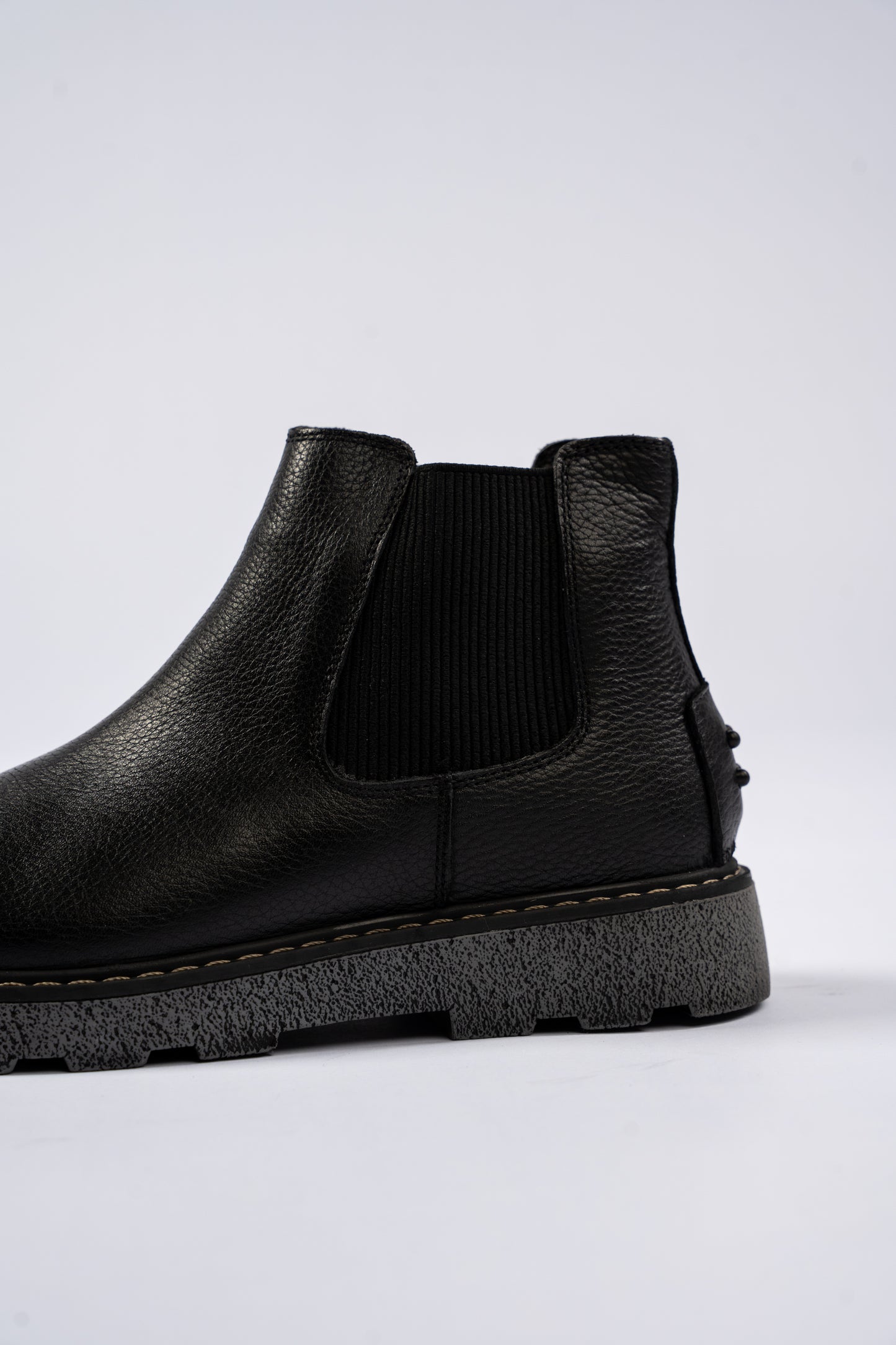 BLACK TIMELESS CHELSEA BOOTS