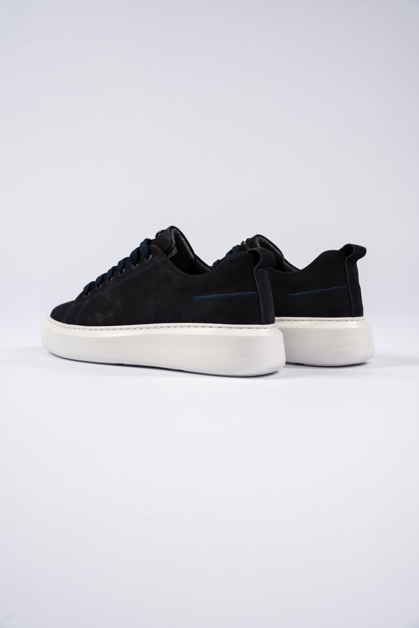 NAVY NUBUCK SNEAKER