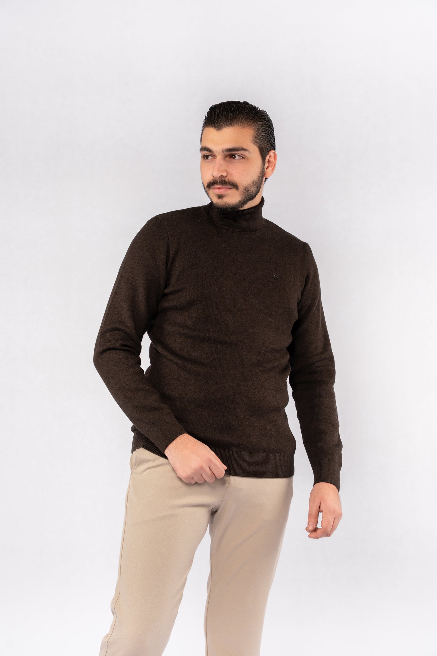 BROWN TURTLENECK SWEATER