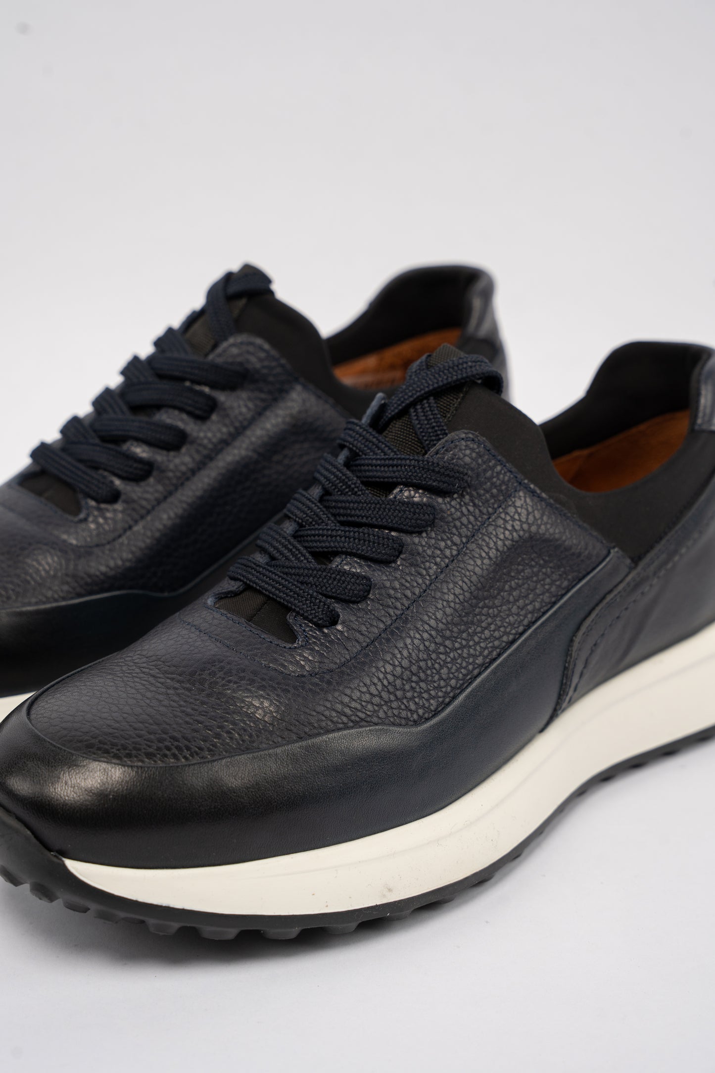 NAVY TIMELESS SNEAKER