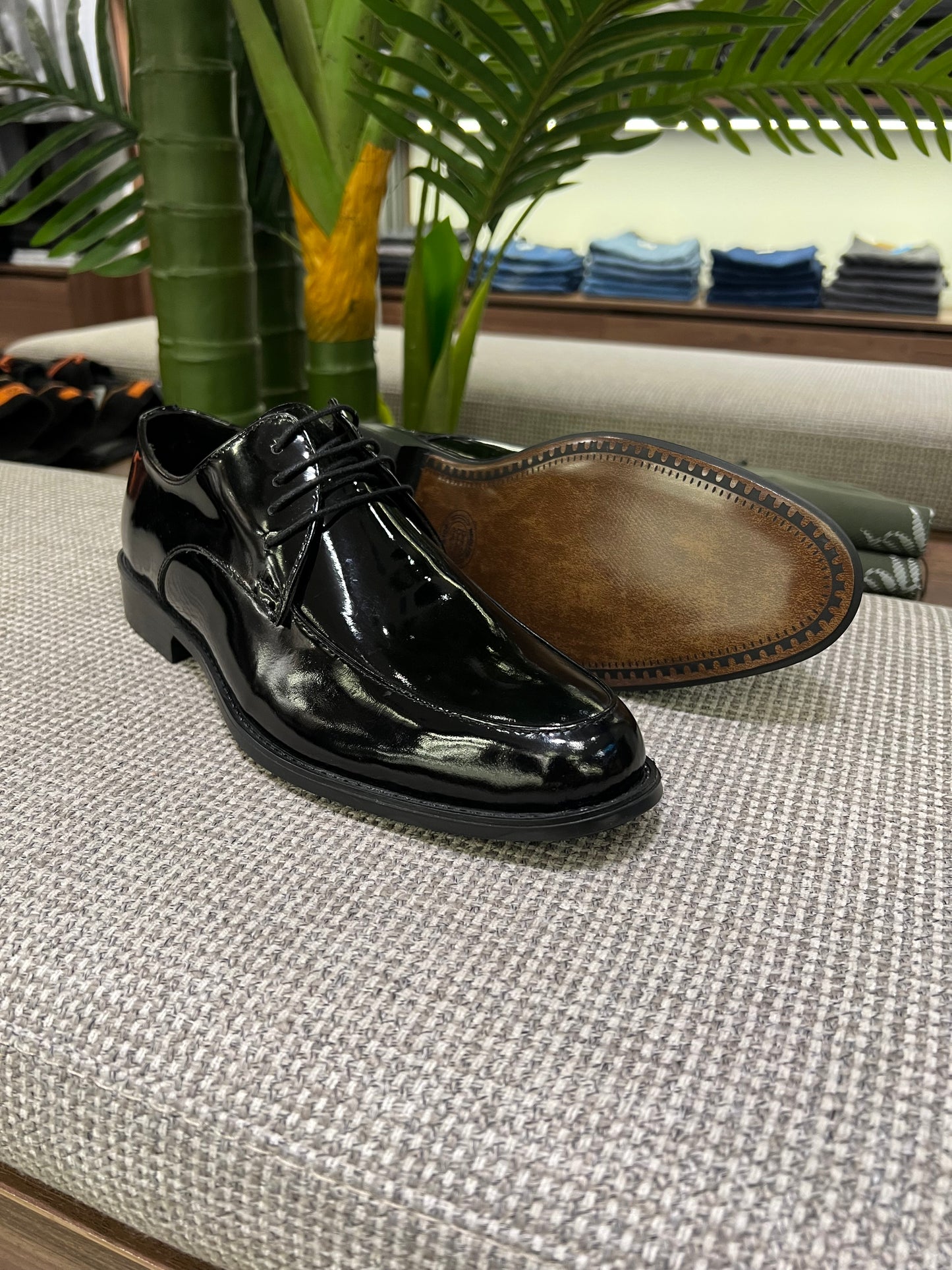 BLACK ELEGANCE PATENT DERBY