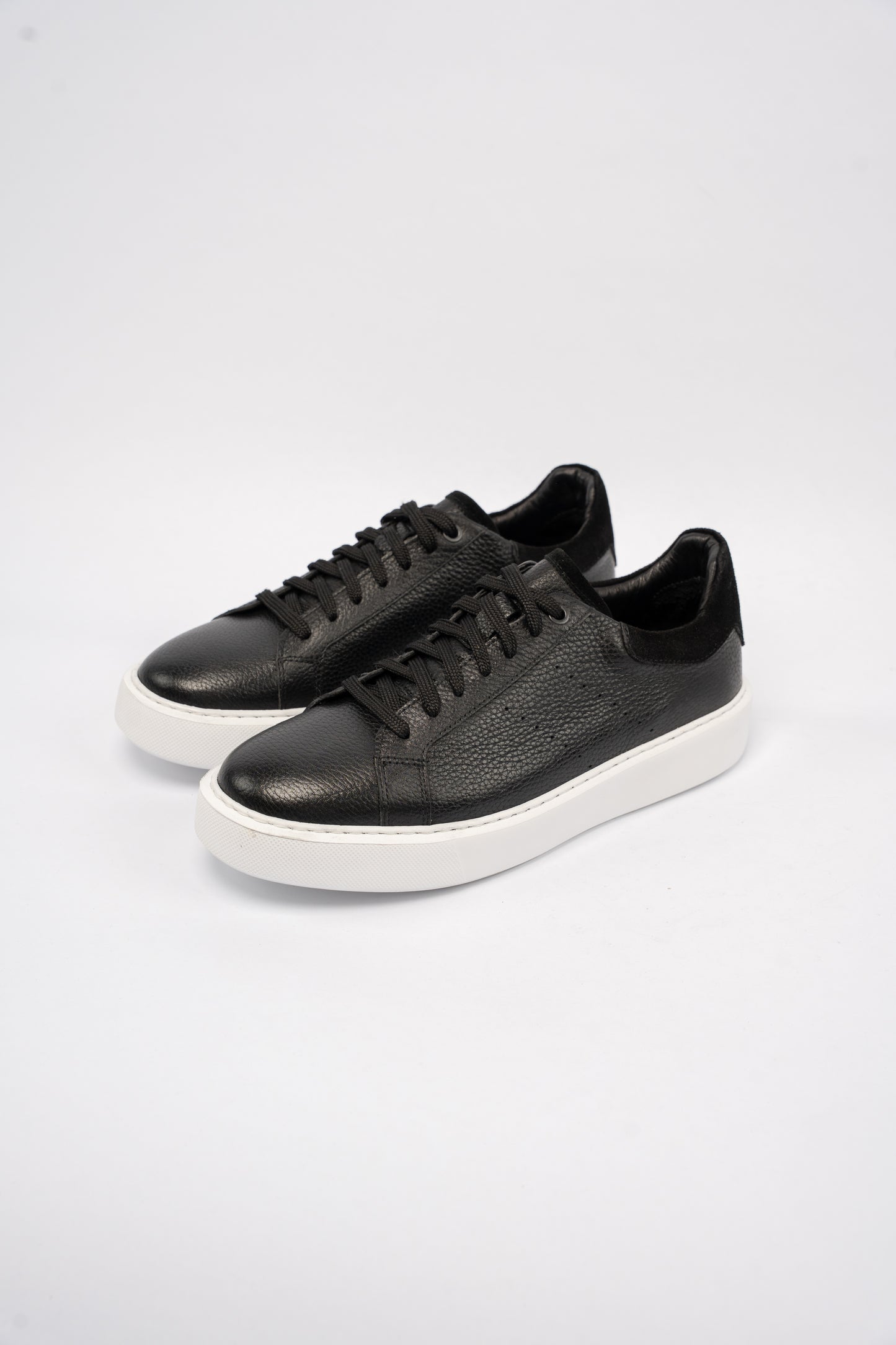 BLACK TIMELESS SNEAKER