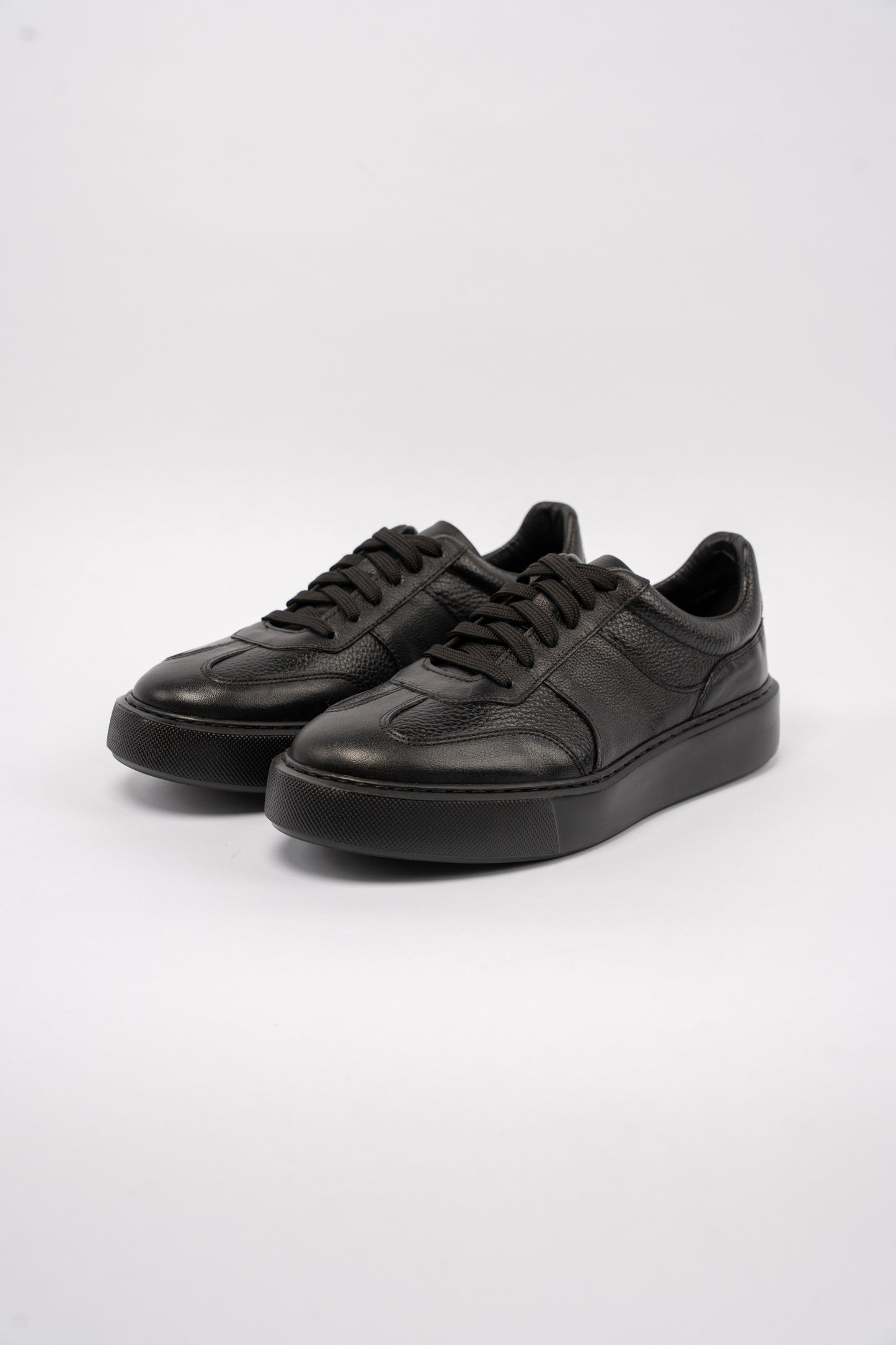 FULL BLACK CASUAL SNEAKER