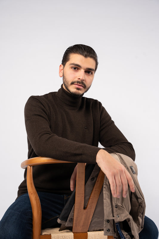 BROWN TURTLENECK