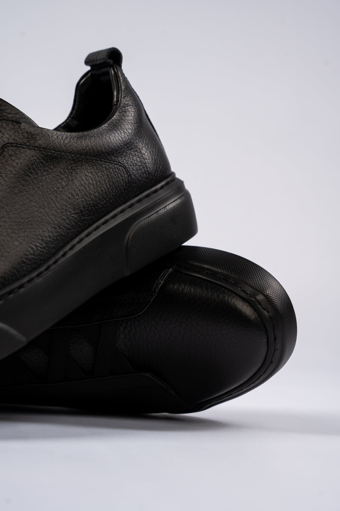 FULL BLACK ELASTIC SNEAKER