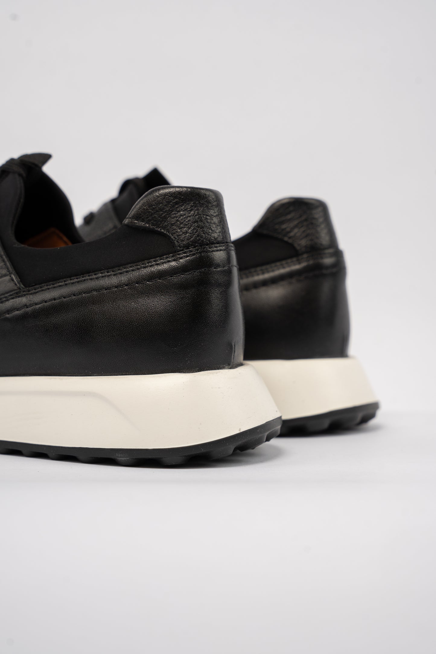 BLACK TIMELESS SNEAKER