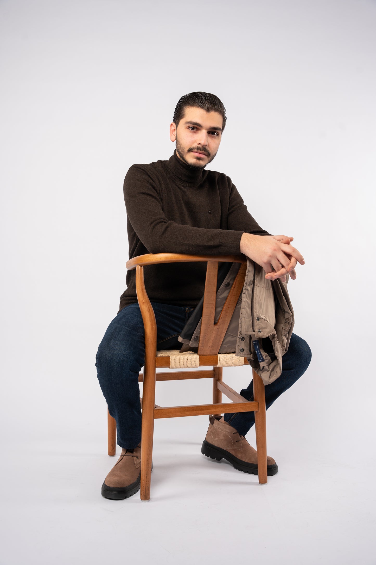 BROWN TURTLENECK