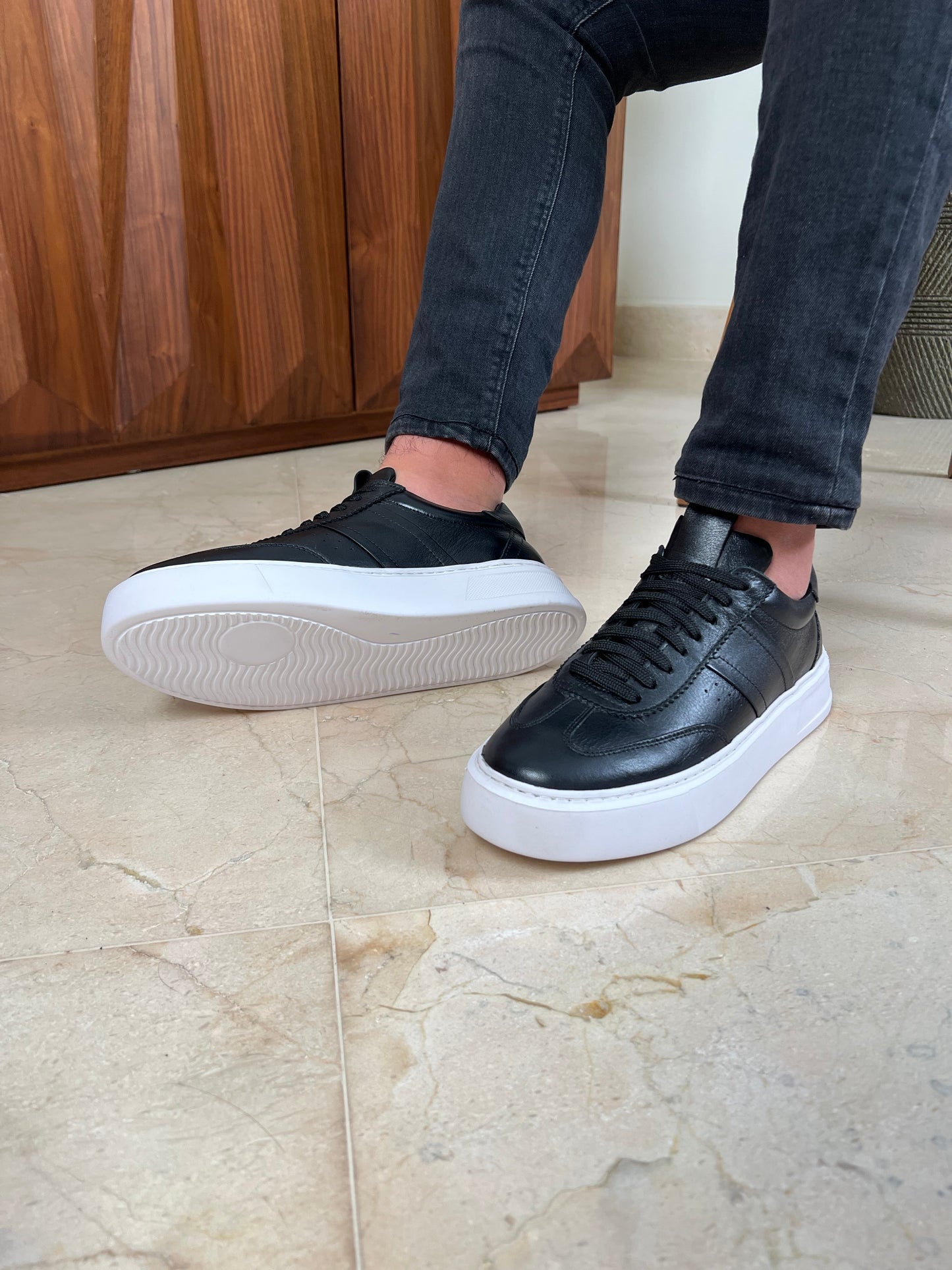 BLACK HIGH SOLE SNEAKER