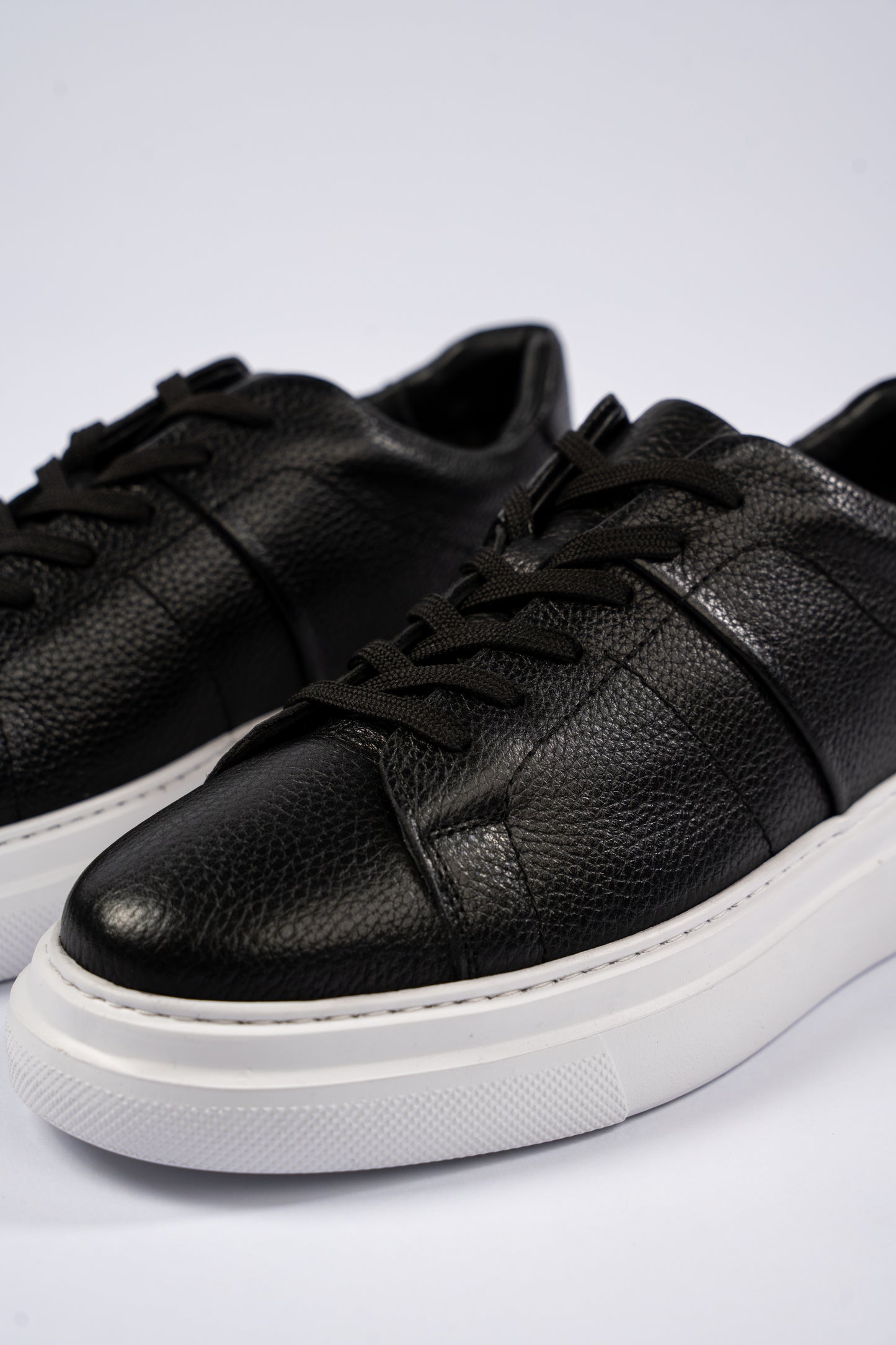 BLACK LEATHER SNEAKER