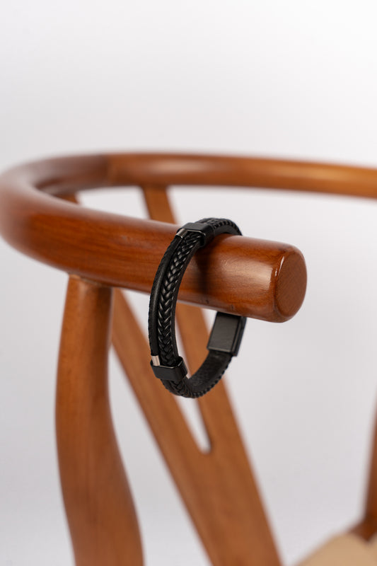 BLACK LEATHER ELEGANCE BRACELET