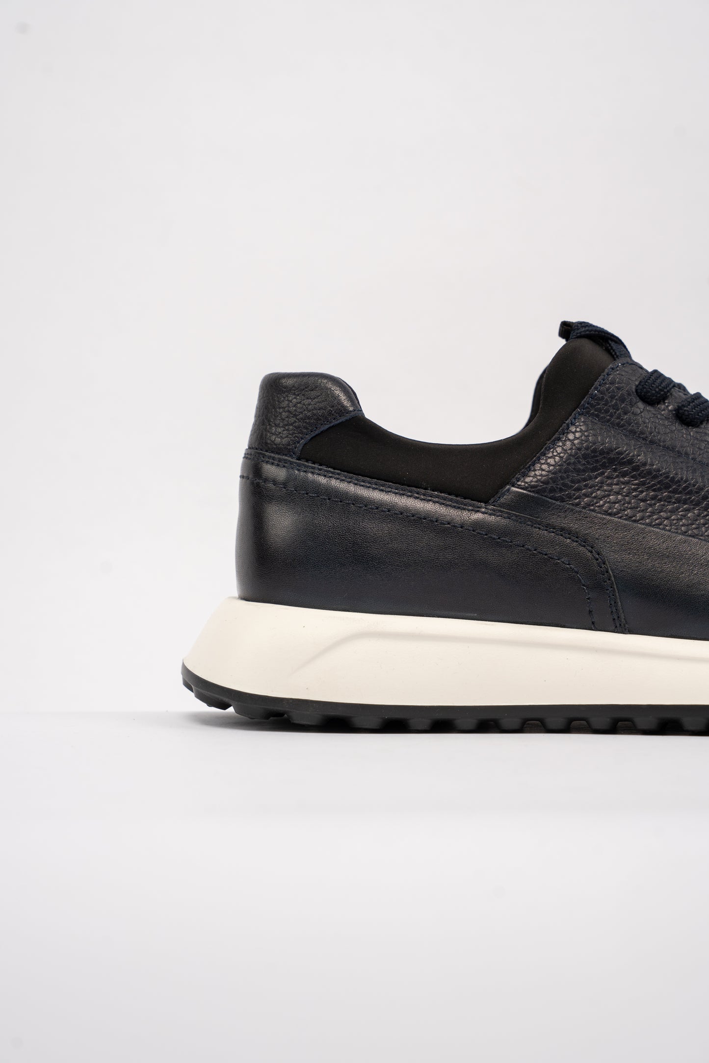 NAVY TIMELESS SNEAKER