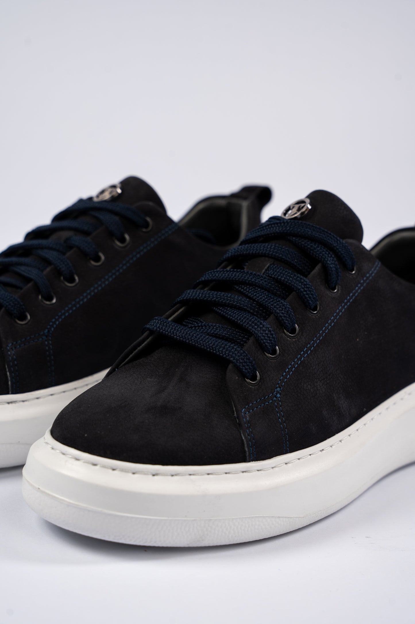 NAVY NUBUCK SNEAKER