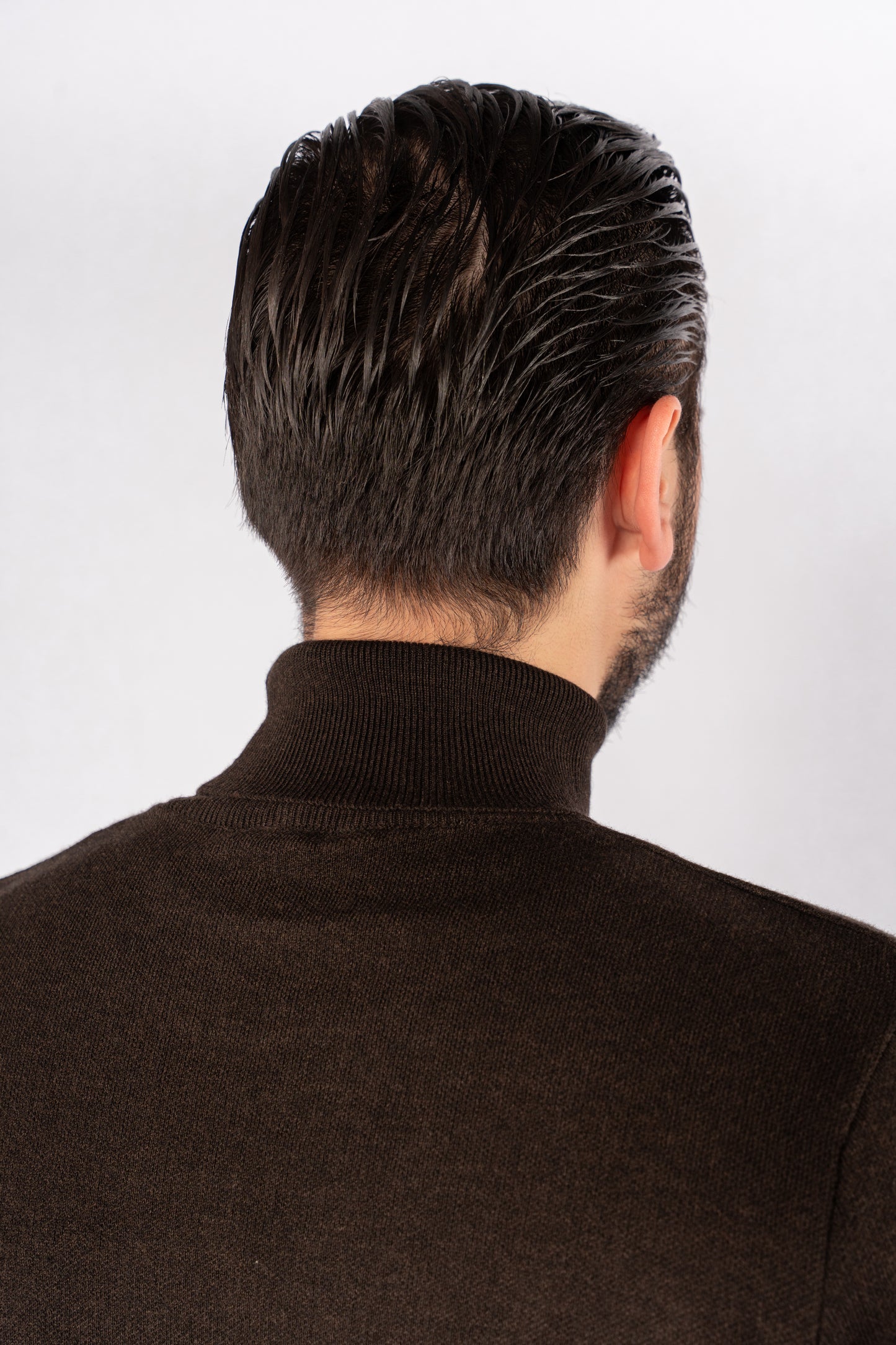 BROWN TURTLENECK SWEATER