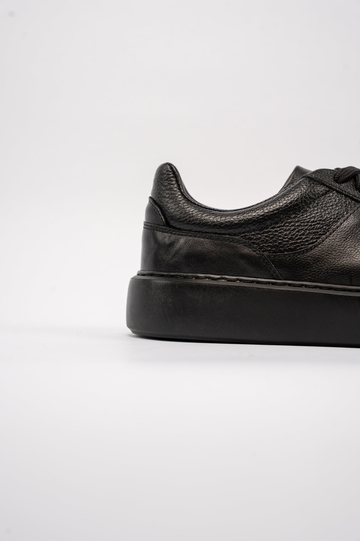 FULL BLACK CASUAL SNEAKER