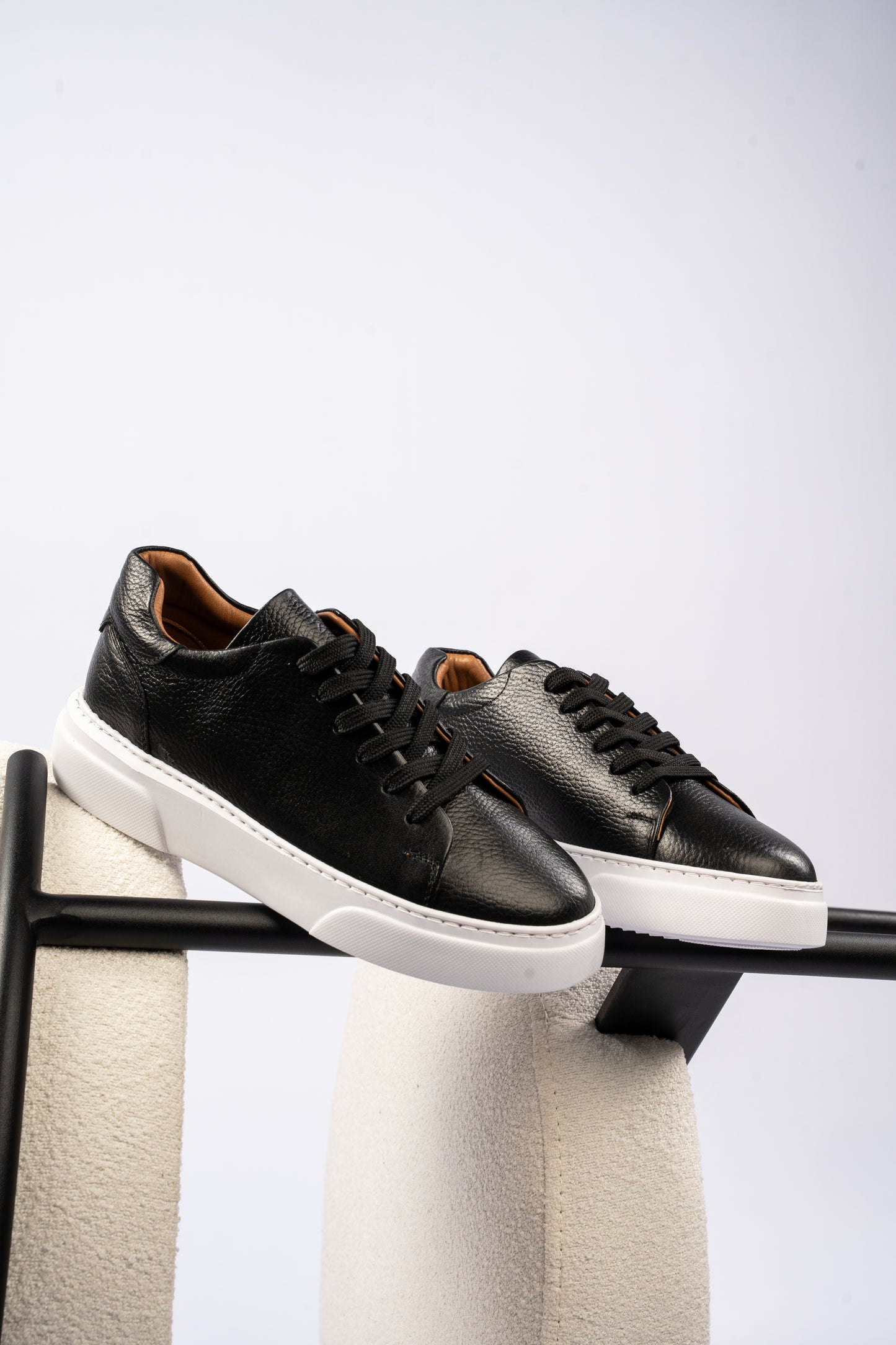 BLACK LEATHER SNEAKER