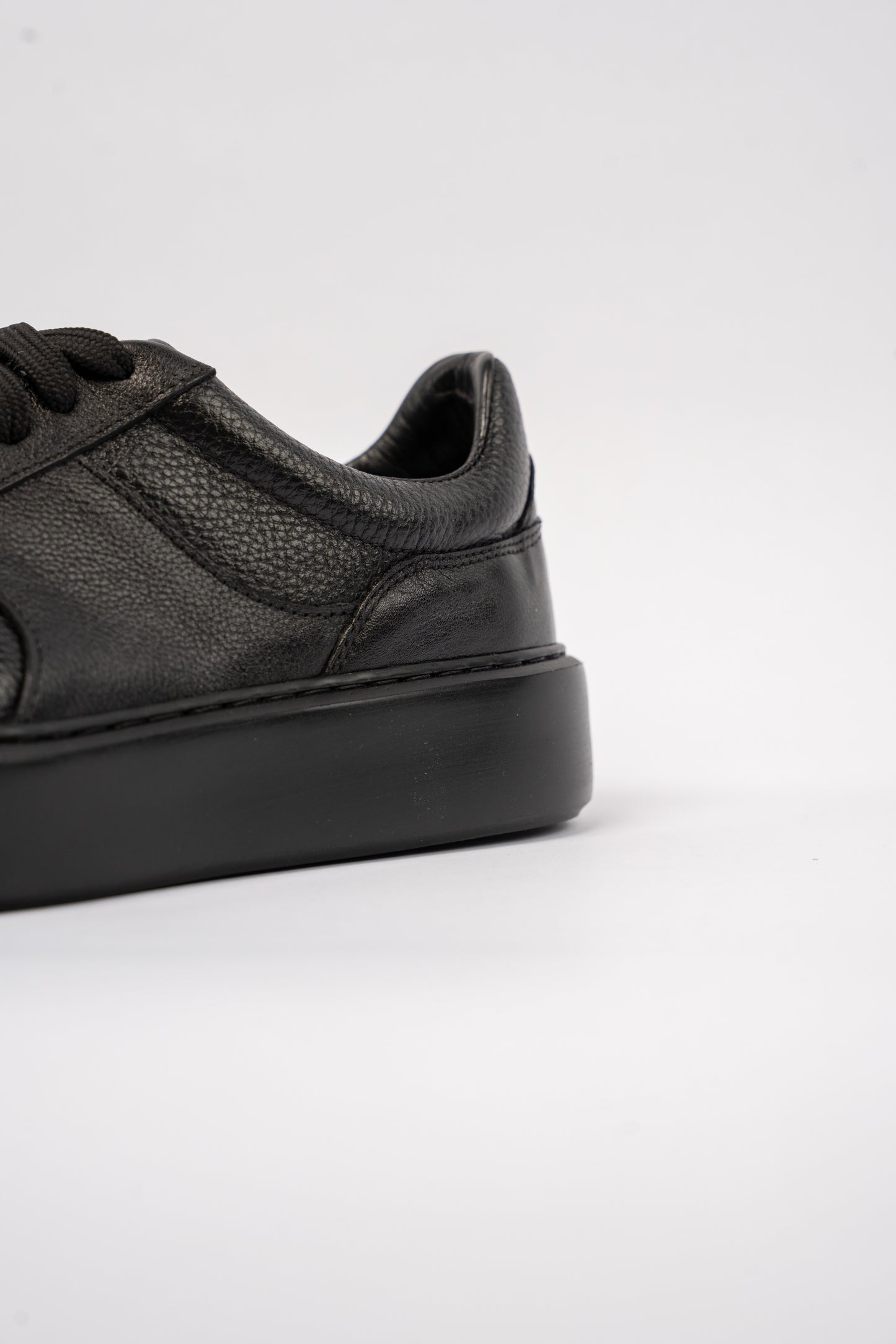 FULL BLACK CASUAL SNEAKER