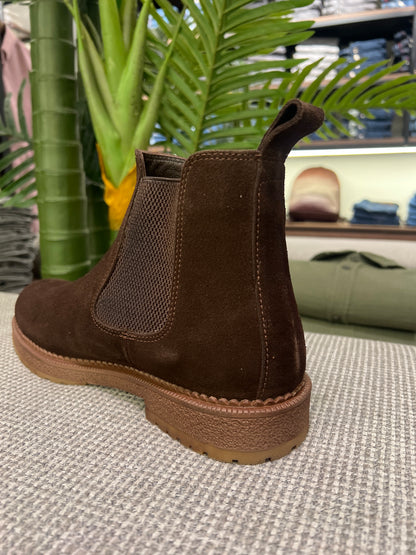 BROWN SUEDE CHELSEA BOOTS