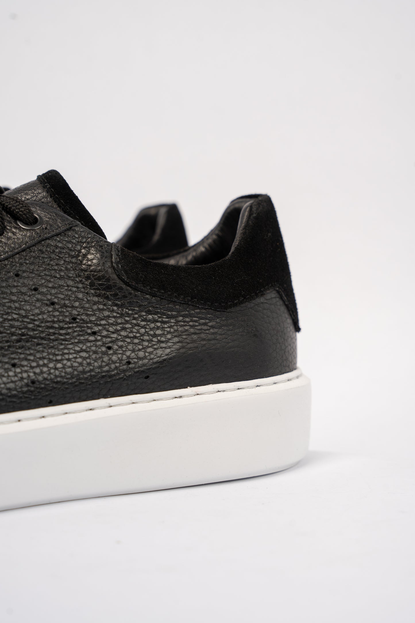 BLACK TIMELESS SNEAKER