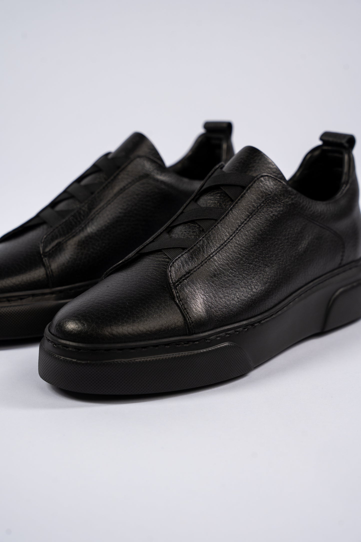 FULL BLACK ELASTIC SNEAKER