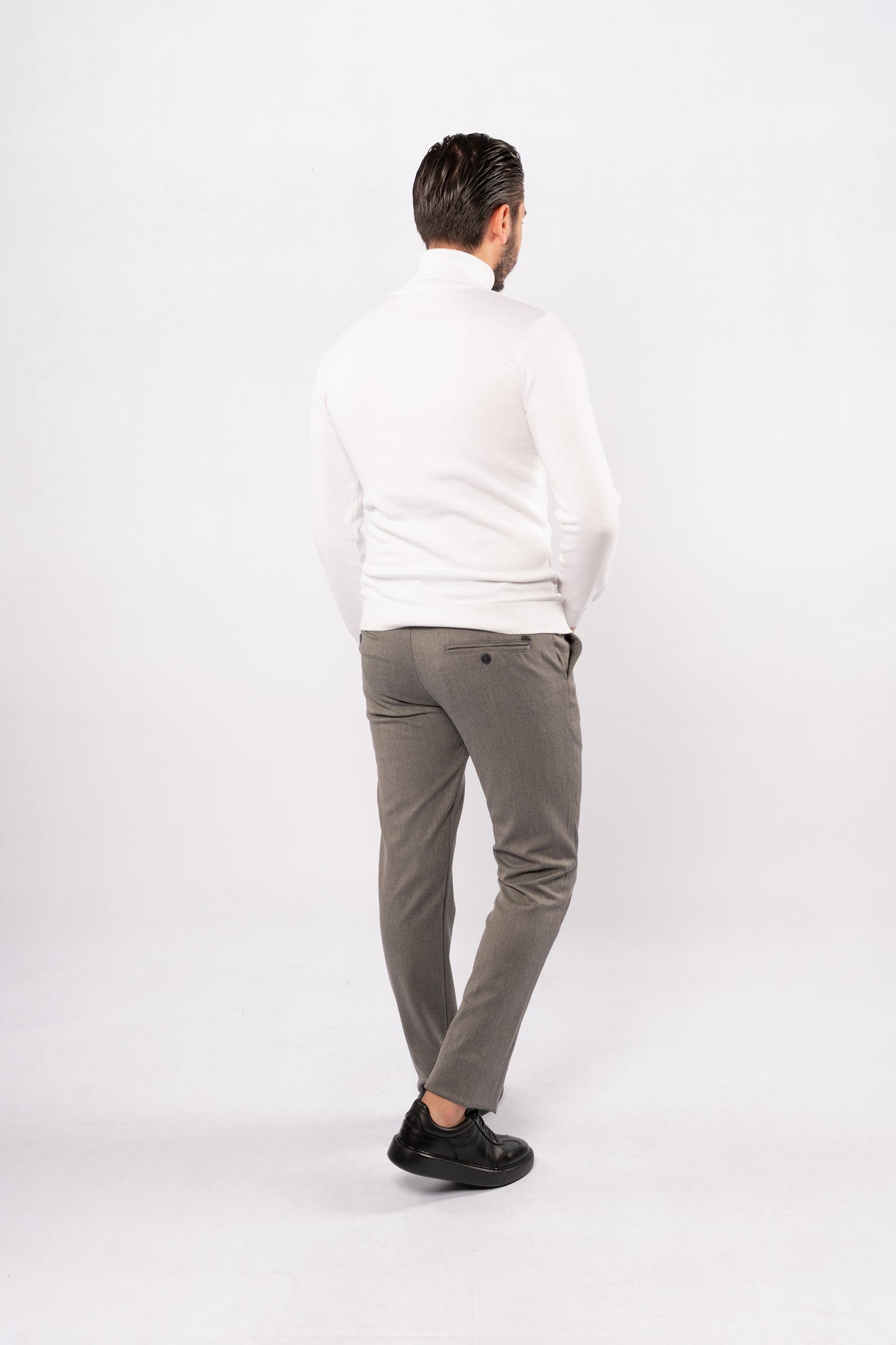 WHITE TURTLENECK SWEATER