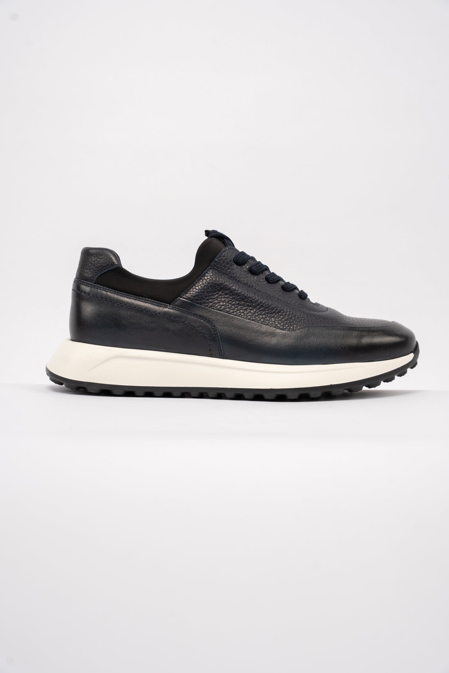 NAVY TIMELESS SNEAKER