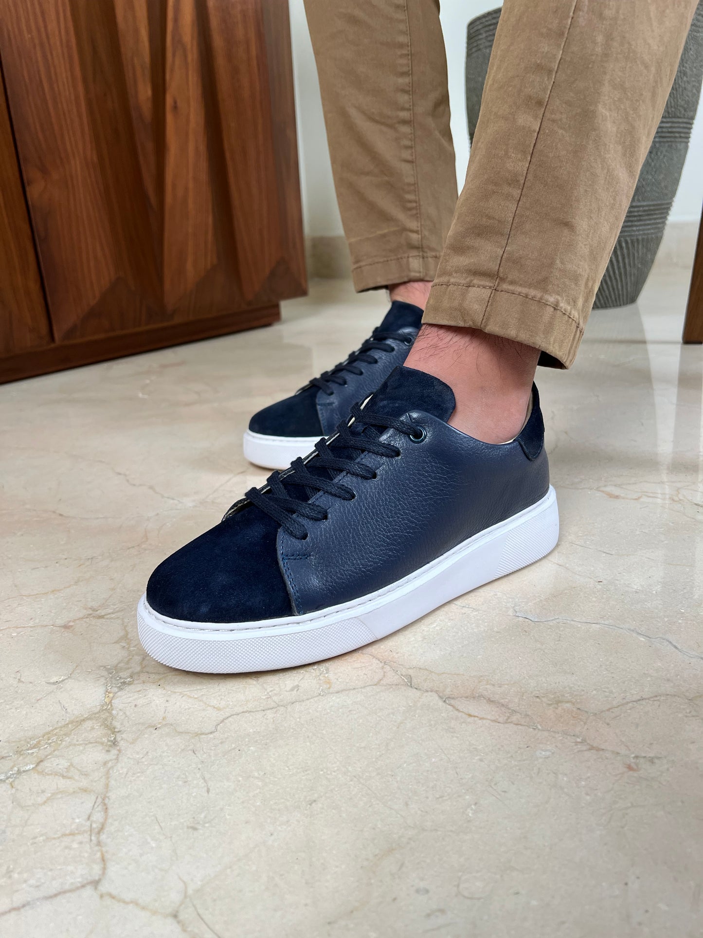 NAVY MIXED SNEAKER