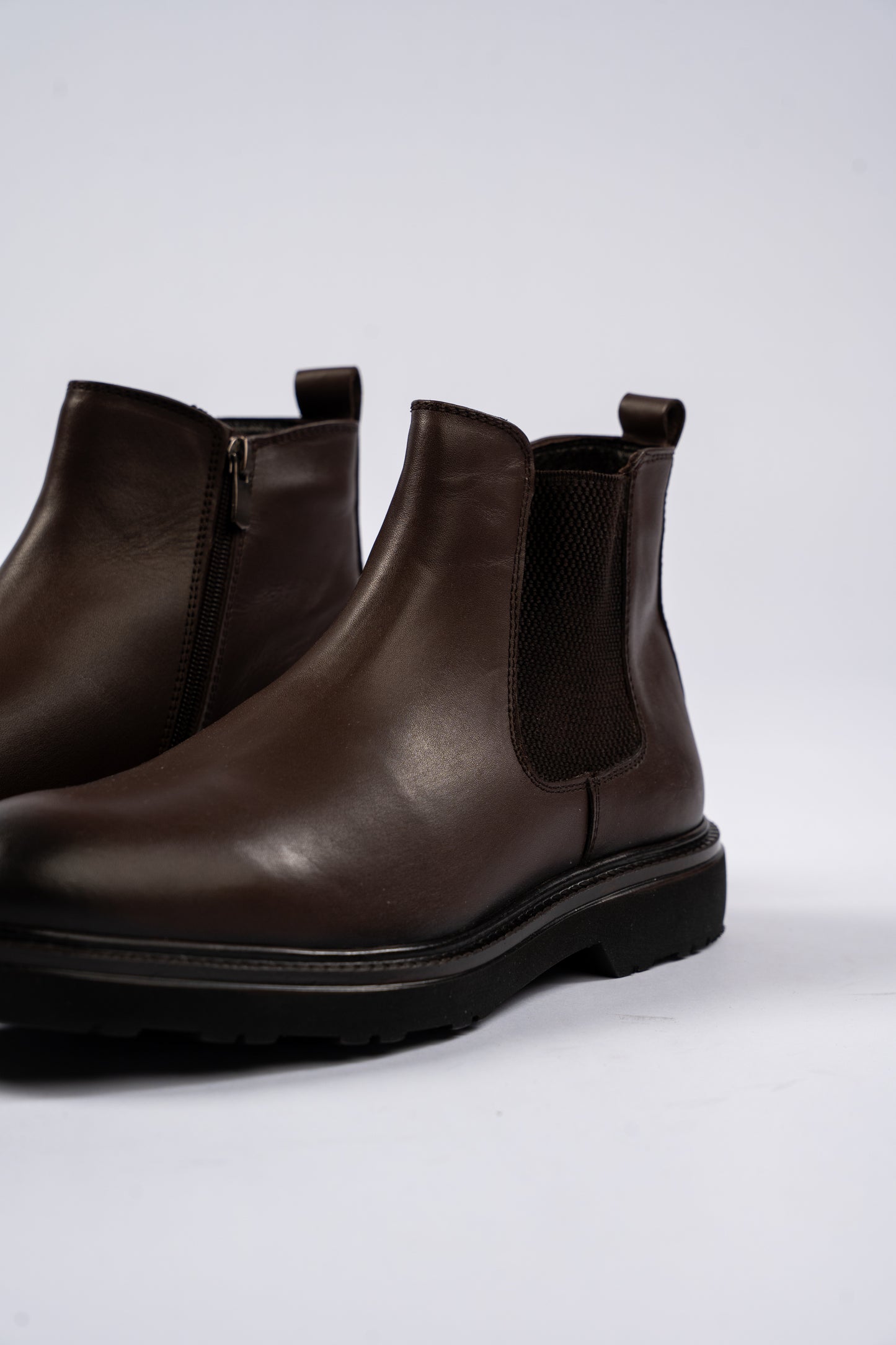 CLASSIC BROWN CHELSEA BOOTS