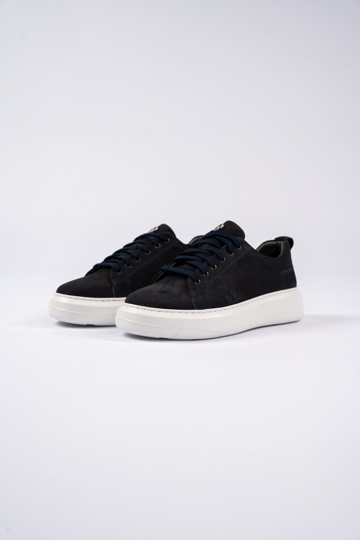 NAVY NUBUCK SNEAKER