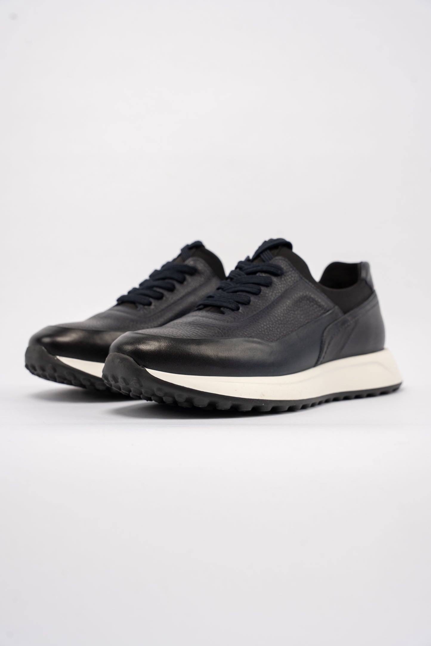 NAVY TIMELESS SNEAKER