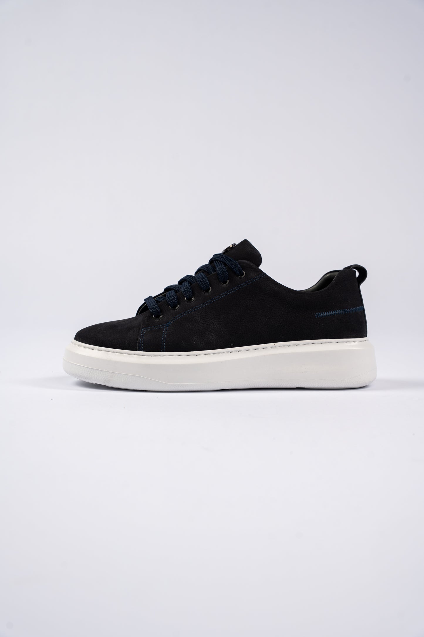 NAVY NUBUCK SNEAKER