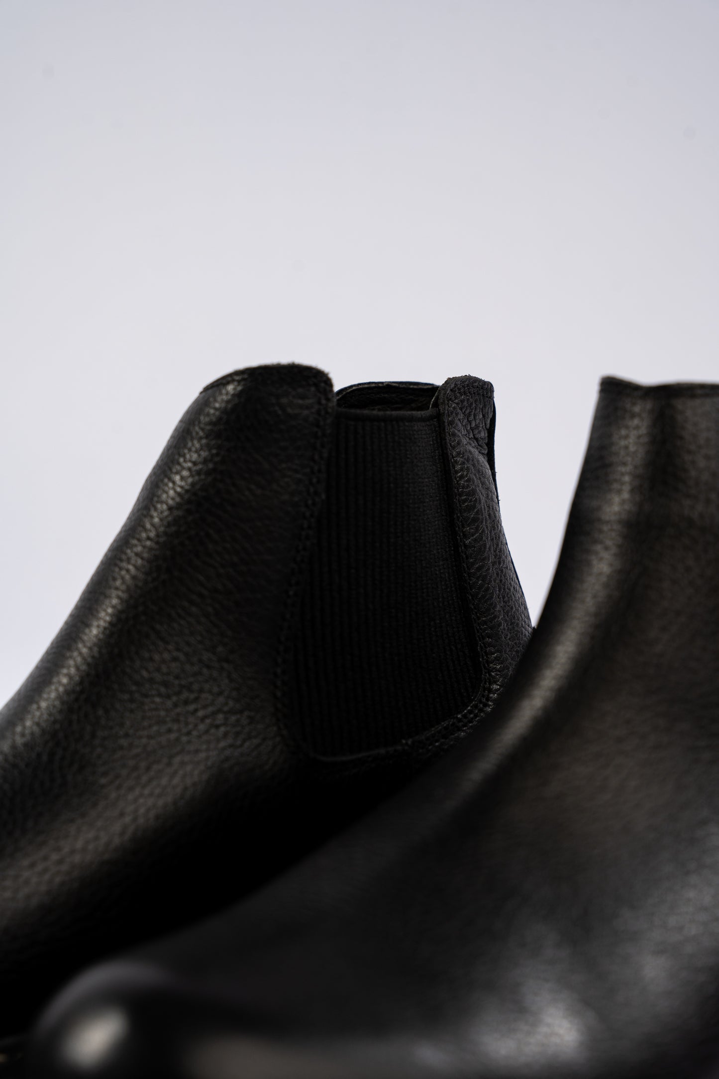 BLACK TIMELESS CHELSEA BOOTS