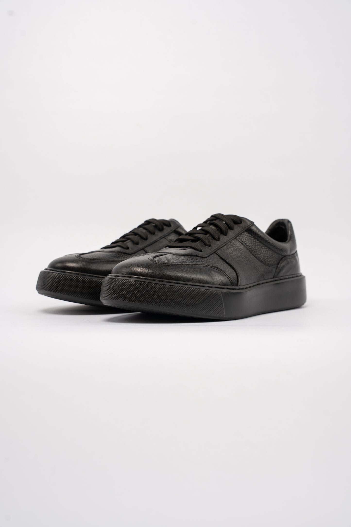 FULL BLACK CASUAL SNEAKER