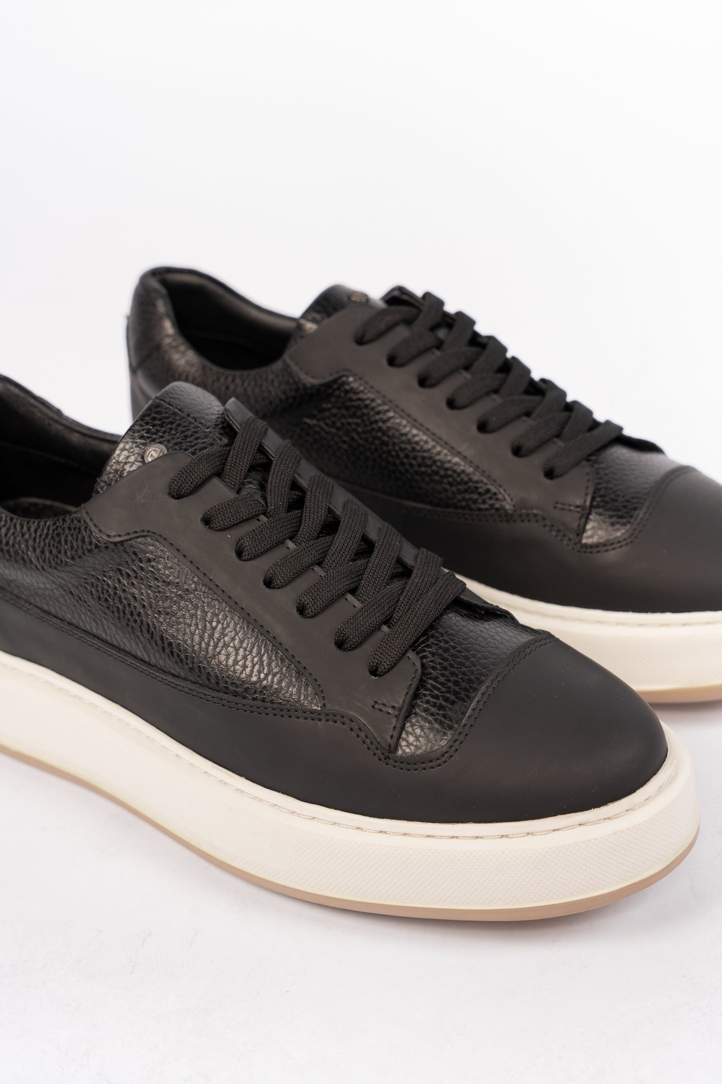 DUALTONE BLACK SNEAKER