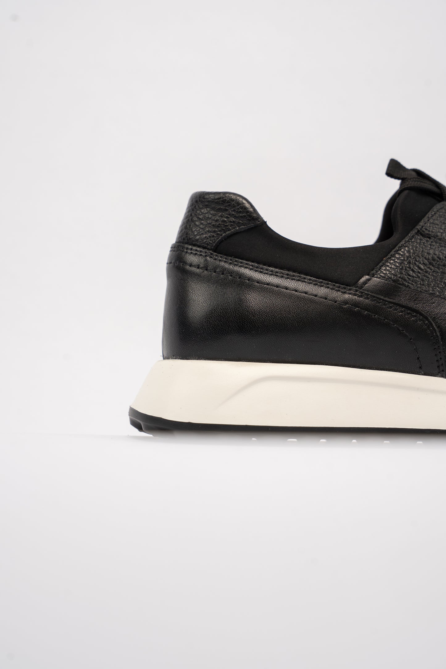 BLACK TIMELESS SNEAKER