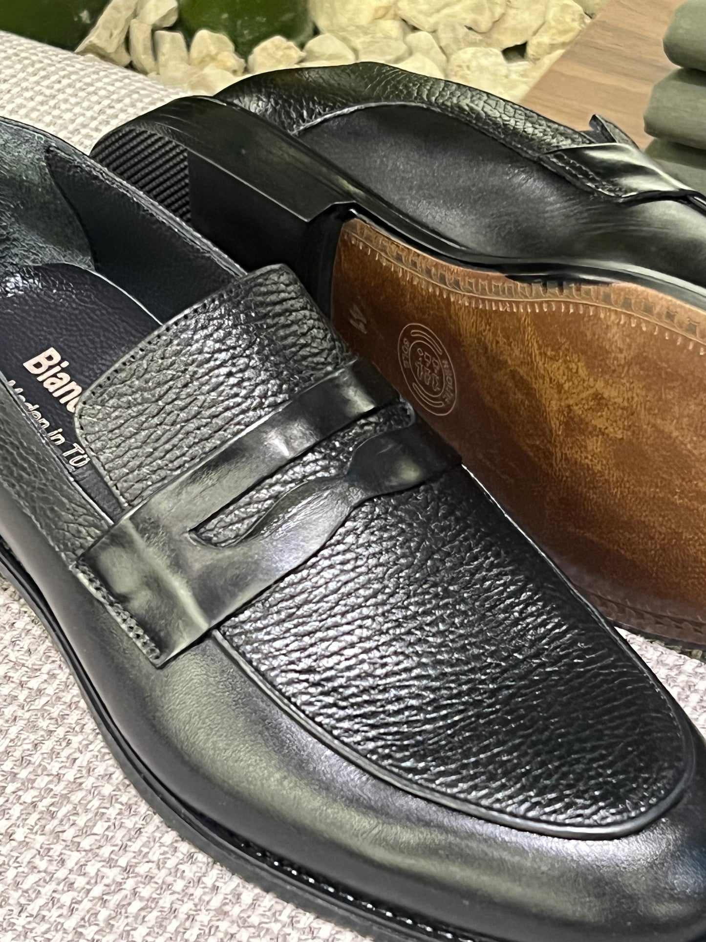 BLACK TEXTURED LEATHER PENNY LOAFER