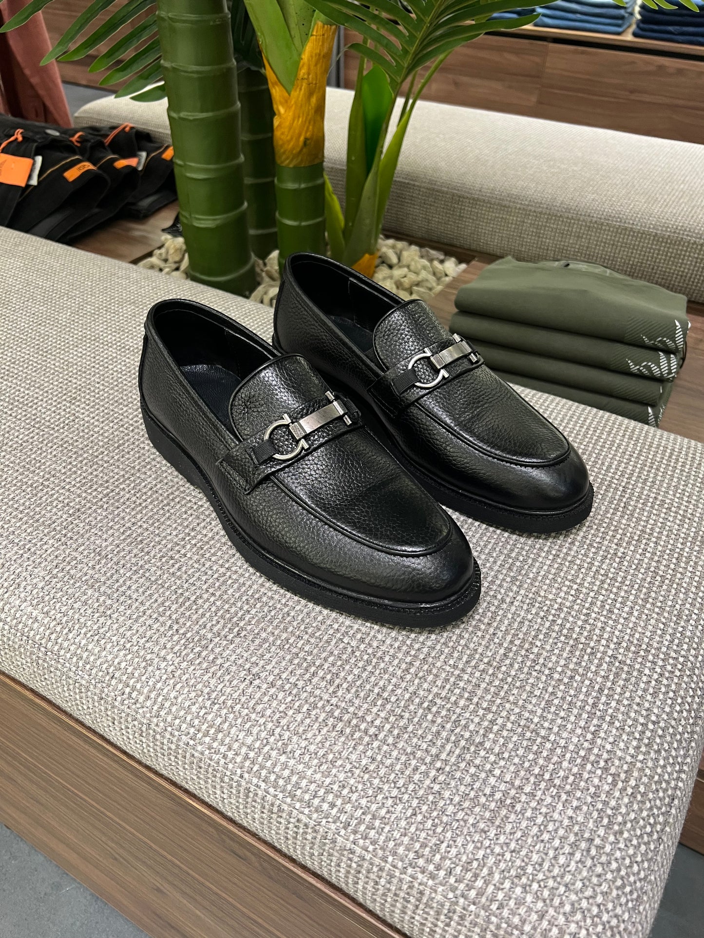 ELITE BLACK LEATHER LOAFER