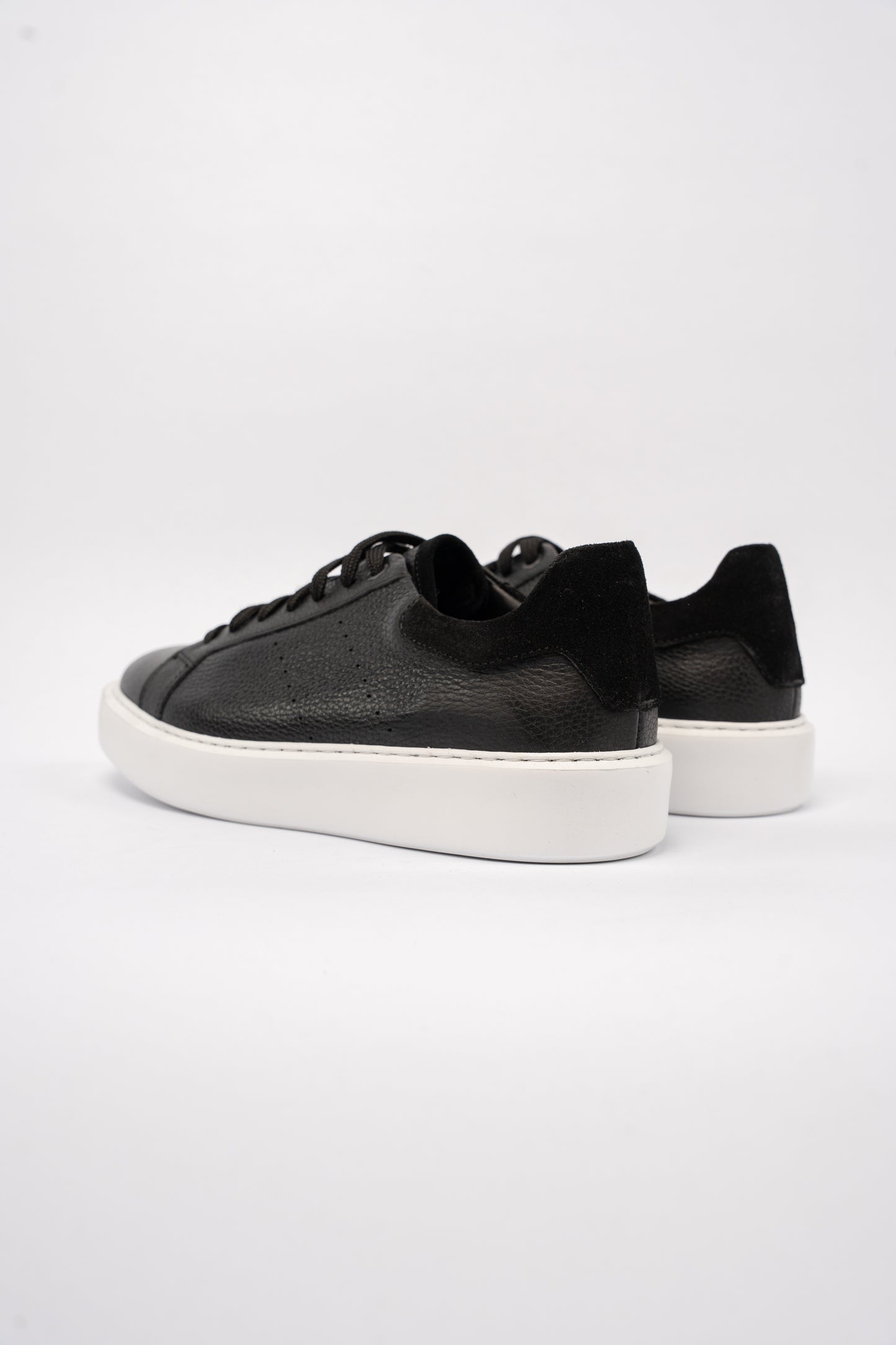 BLACK TIMELESS SNEAKER