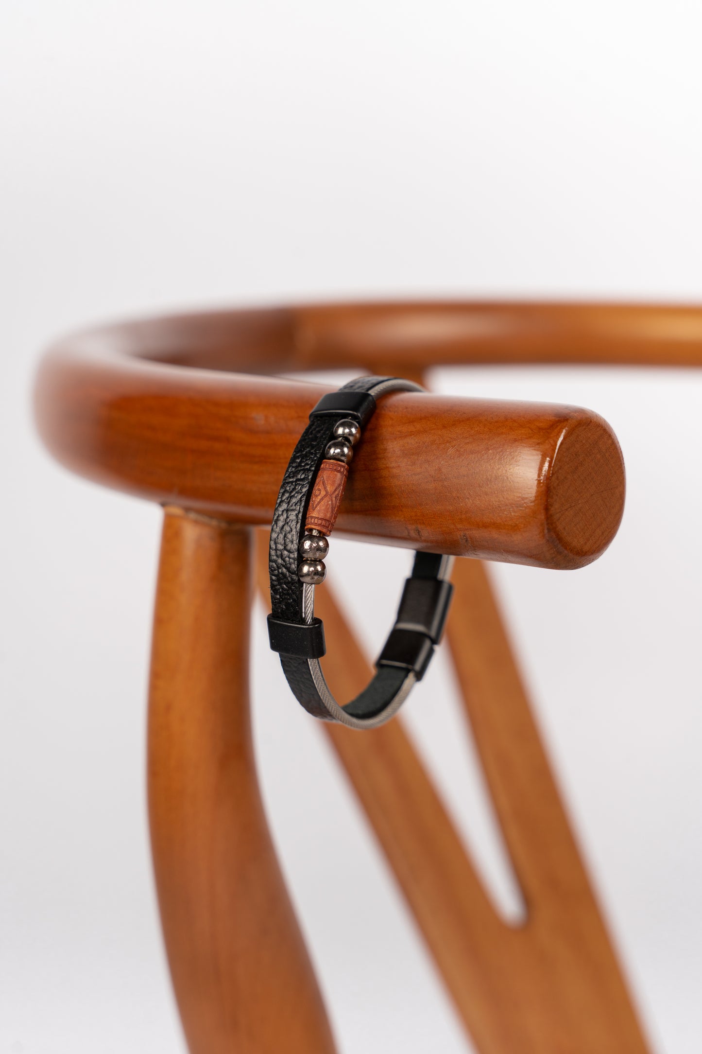 BLACK LEATHER WOODEN BRACELET