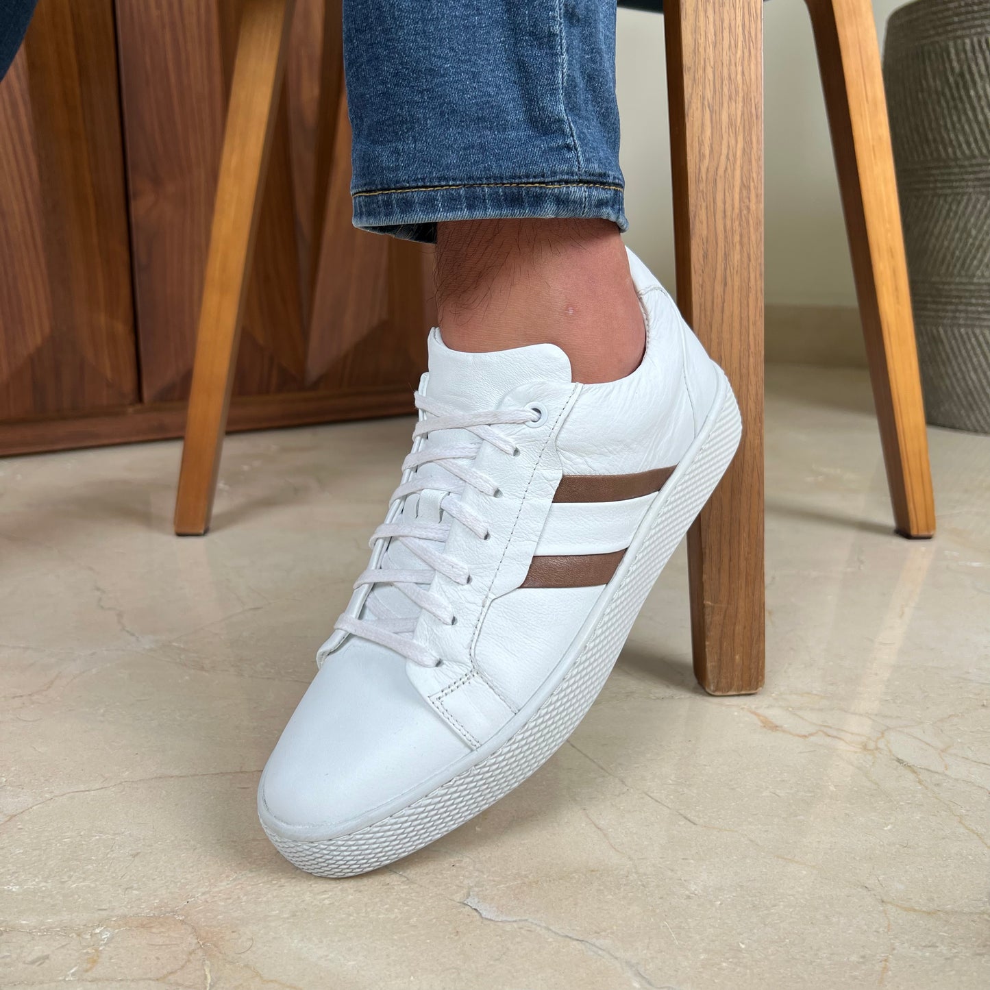 WHITE AND BROWN LINED SNEAKER